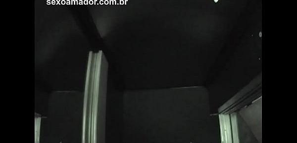  Câmera de segurança em elevador lotado flagra mulher casada pegando no pau do vizinho, que retribui